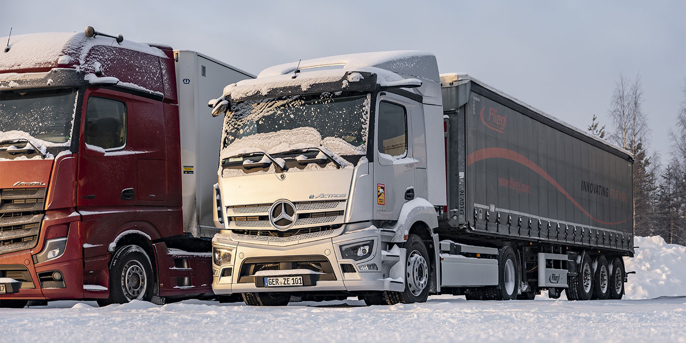 Tovornjak, ki nalaga hlodovino v snegu